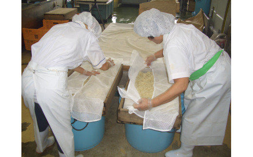 茨城県産の米・大豆100% 使用 無添加 手作り味噌 樽入り 10kg | 茨城県 常陸太田市 お味噌 味噌 みそ ミソ 大容量 たっぷり 美味しい おいしい 米 大豆 100% 手作り 樽 たる タル 自然 無添加 発酵 食品 まろやかな 風味 調味料 日持ち 健康 家庭