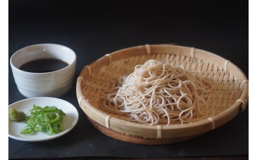 そうめんのようにツルッと食べられる細切りそばは、暑い夏にぴったり！