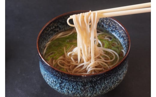 汁そばにしても、素麺感覚でつるりといけます。温かい汁でも、冷たいぶっかけ蕎麦でも。