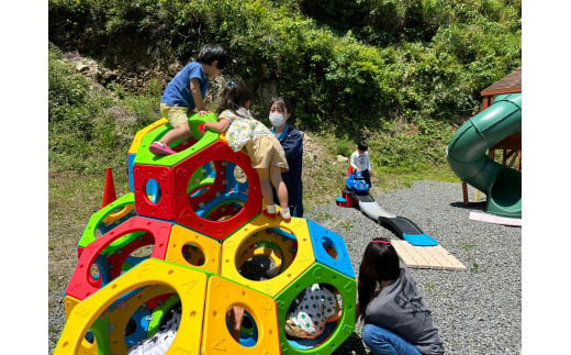 沢山の遊具で遊ぶことができます。