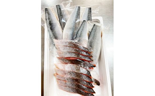  迷ったらコレ！！魚鶴商店の天然紅サケ1kg & 塩さばフィレ6枚セット / サバ 塩サバ 冷凍 切り身 サケ 鮭 【uot744-1】