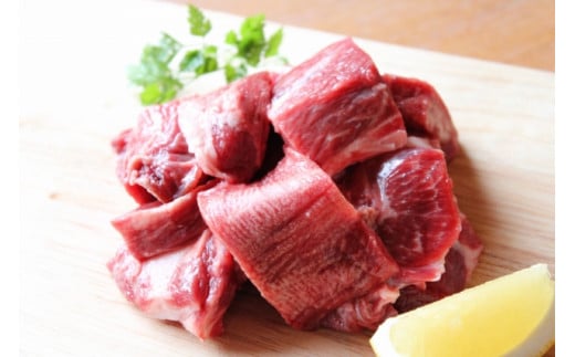 【4月お届け】【近江牛 角切り(煮込み用)800g】肉 牛肉 冷凍 煮込み ブランド牛 三大和牛 和牛 贈り物 ギフト プレゼント 滋賀県 竜王