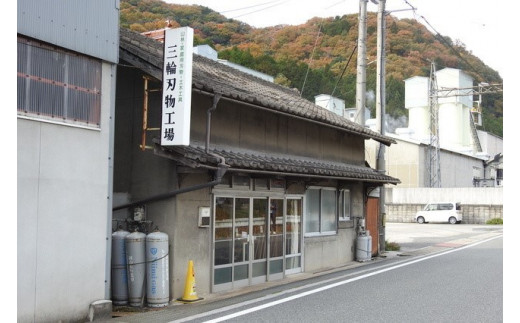 高梁川沿いにある工場。夏は暑いですが、時折吹く川からの風に癒されます