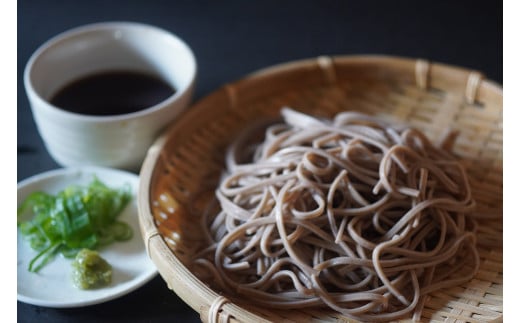 そうめんのようにツルッと食べられる細切りそばは、暑い夏にぴったり！