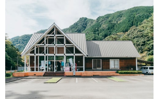 平成の森・Cタイプバンガロー(3名様用) 奈良 下北山スポーツ公園キャンプ場  1泊宿泊券 アウトドア 旅行 キャンプ  温泉 大自然 人気 ファミリー ソロ 焚火  