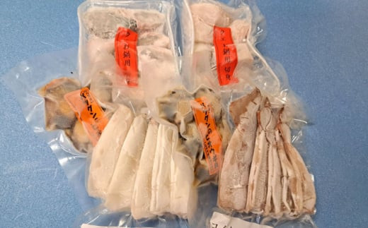 クエ と 海鮮 寄せ鍋 の具《対馬市》【ゆうなぎ対馬】新鮮 肉厚 アラ 島魚 鍋 豪華 イカ ヒオウギ貝 [WAG025]くえ 高級魚 アラ 魚 クエ 希少 人気 貝 冷凍 対馬 長崎 九州 つしま 対馬市 海鮮 魚介 ヒオウギ貝 するめいか 剣先いか