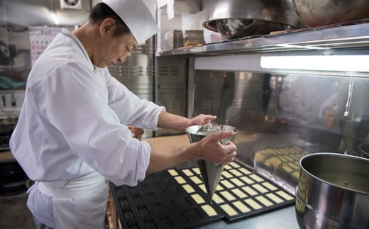 上質な材料を生かして、店主の高橋忍さんが、まじめにまじめに焼き上げるフィナンシェ