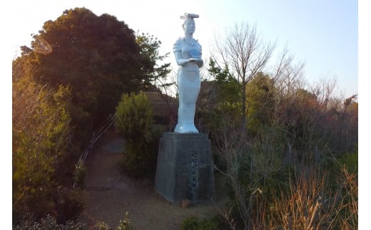 神花山古墳に建立された「神花山女王像」